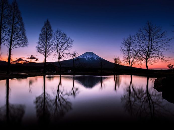 mount-fuji-sunrise-reflection_81651_990x742