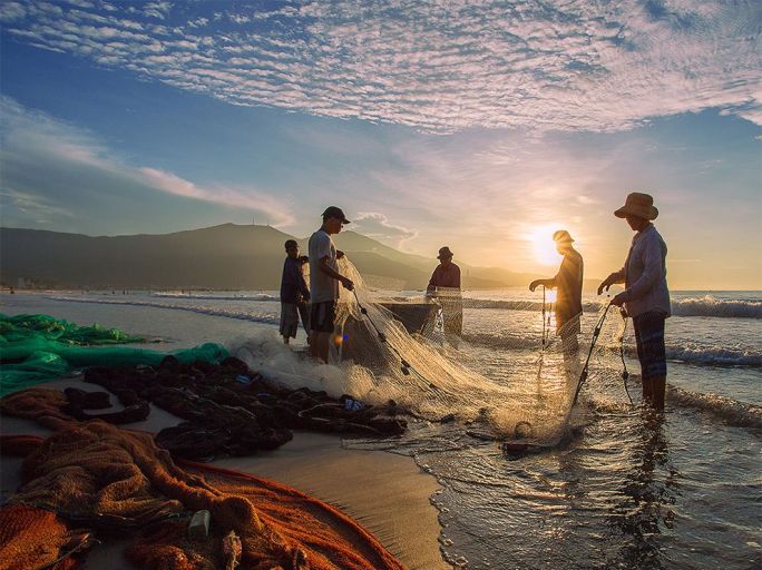 fishing-net-beach-vietnam_83585_990x742