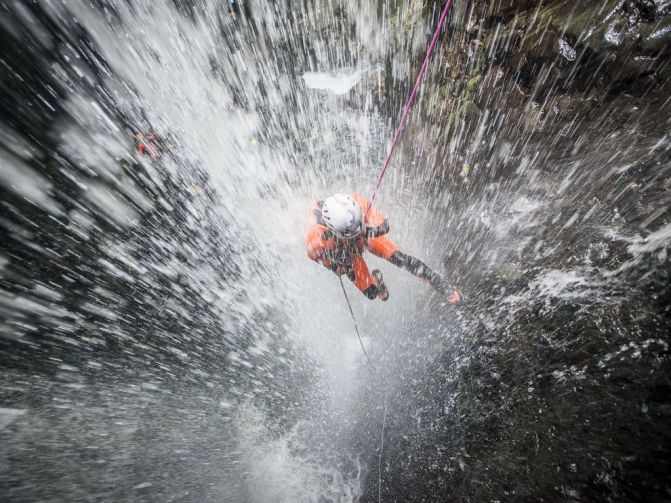 waterfall-rappelling-adventure-indonesia_88366_990x742