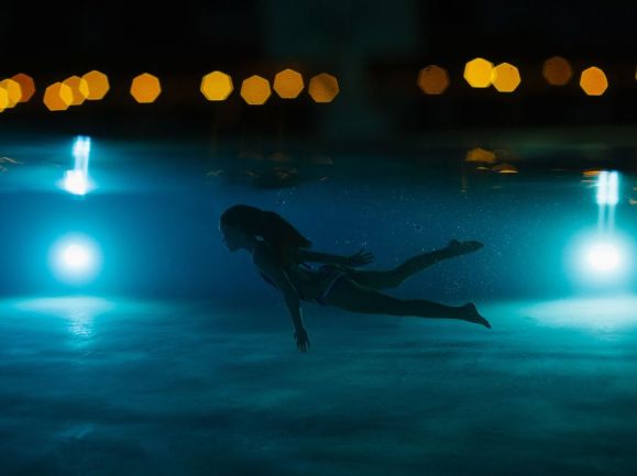 girl-swimming-underwater_89539_990x742